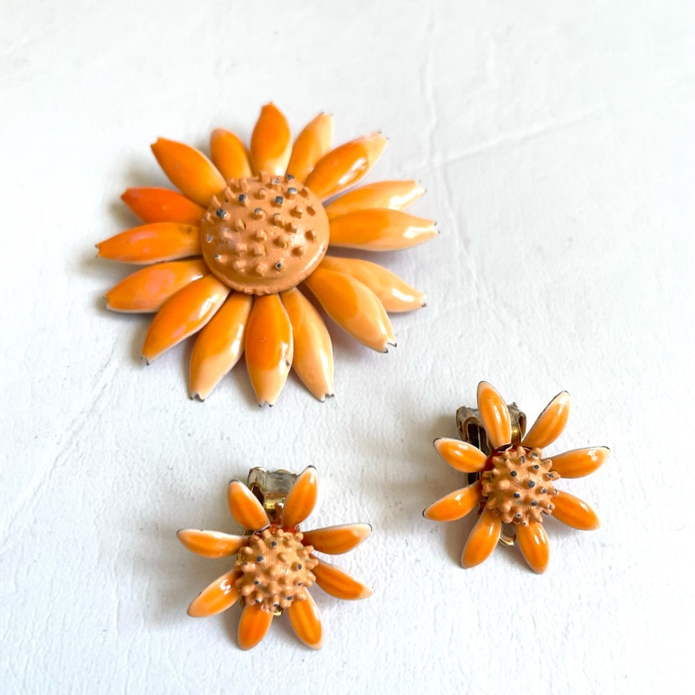 VINTAGE TIN ORANGE DAISY BROOCH MATCHING CLIP ON EARRINGS ENAMEL PAINT